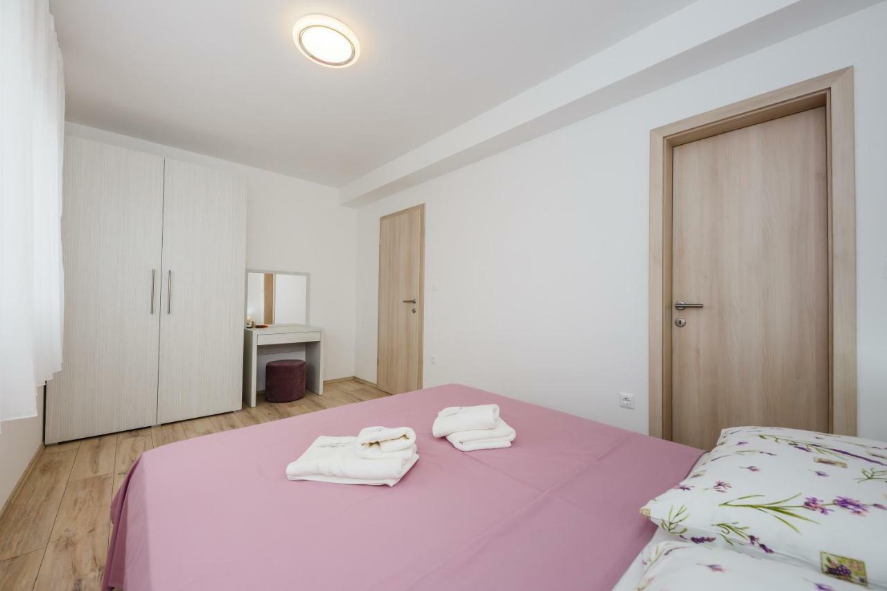 Apartments Mare Trogir Bagian luar foto
