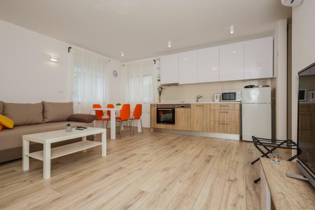 Apartments Mare Trogir Bagian luar foto