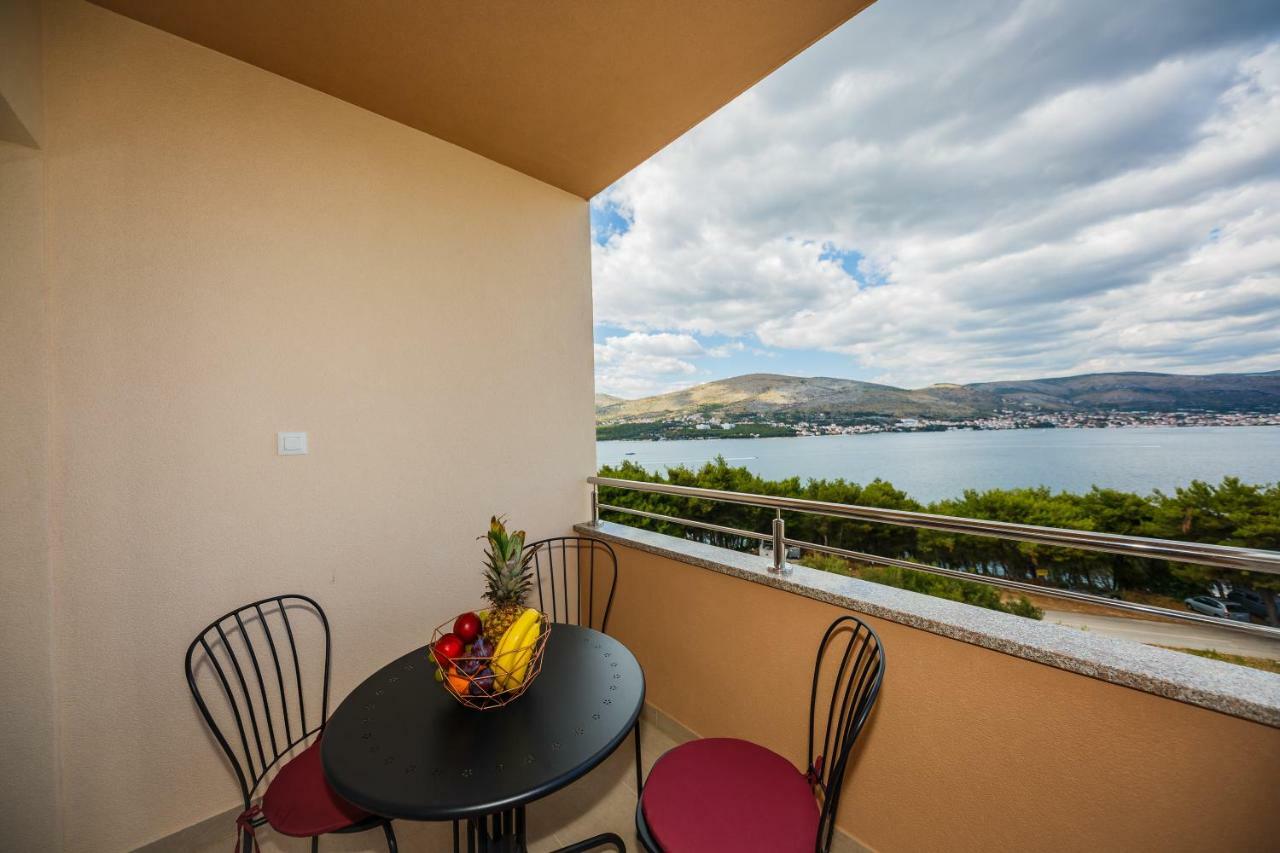 Apartments Mare Trogir Bagian luar foto