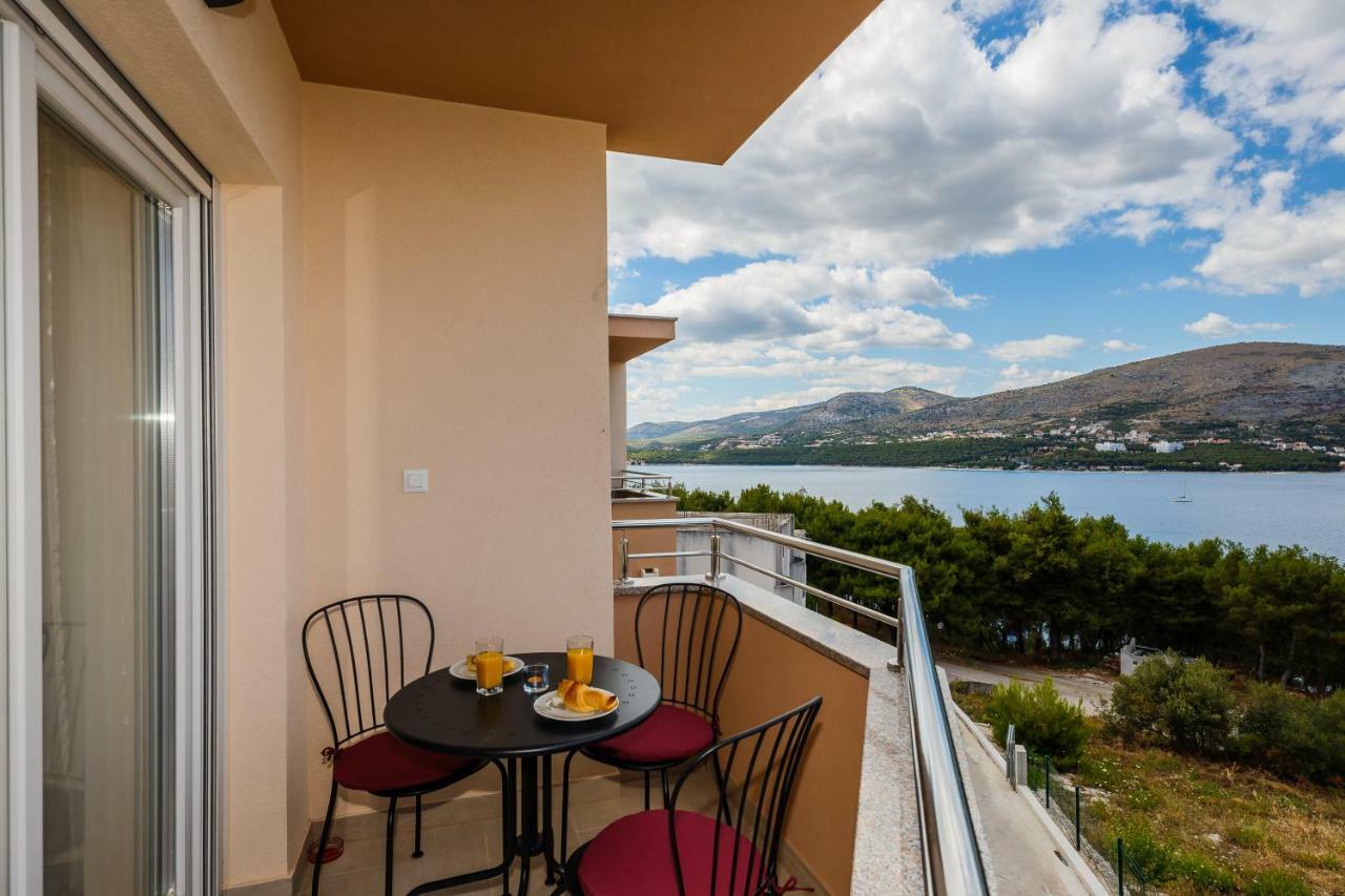 Apartments Mare Trogir Bagian luar foto