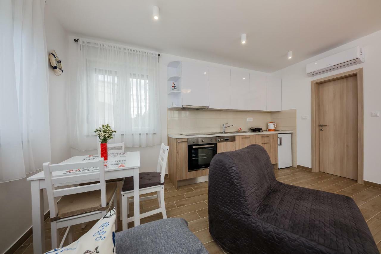 Apartments Mare Trogir Bagian luar foto